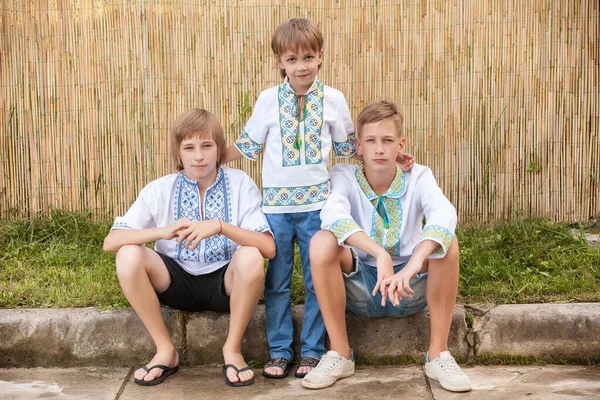Українські Хлопці Традиційній Сорочці Різного Віку Сільській Місцевості — стокове фото