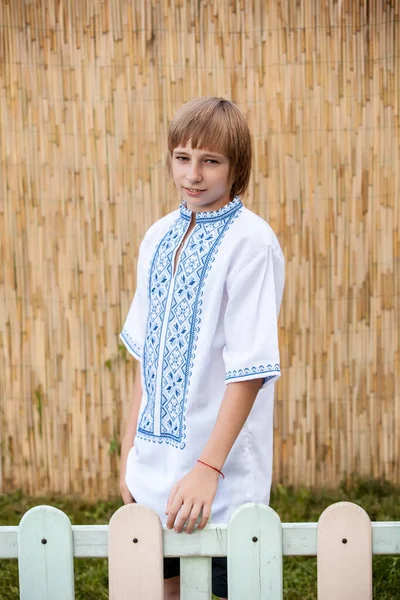 Retrato Belo Menino Ucraniano Posando Camisa Tradicional — Fotografia de Stock