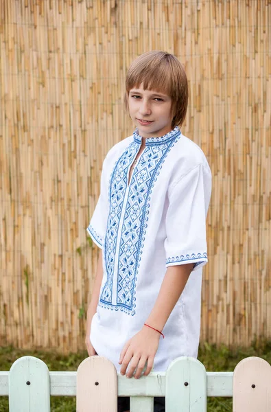 Retrato Belo Menino Ucraniano Posando Camisa Tradicional — Fotografia de Stock