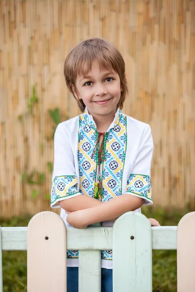 Portret Van Een Prachtig Oekraïens Jongetje Poserend Traditioneel Shirt — Stockfoto