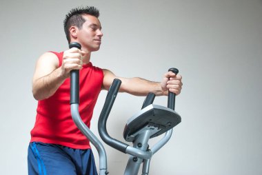 Delikanlı salgın sırasında evde antrenman yapıyor.