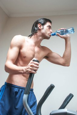 Delikanlı salgın sırasında evde antrenman yapıyor.