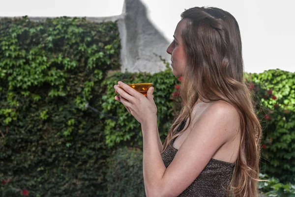 Frau Fenster Mit Einem Becher Tee Während Einer Pandemie — Stockfoto