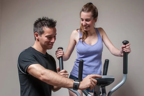 Young Couple Training Home Pandemic — Stock Photo, Image