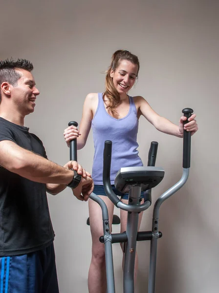 Young Couple Training Home Pandemic — Stock Photo, Image