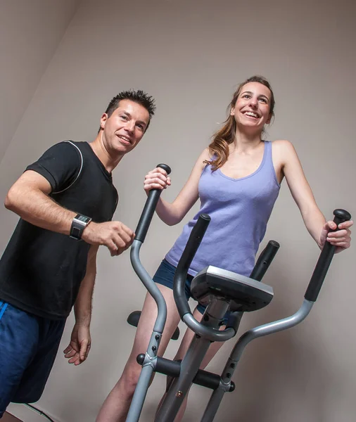 Young Couple Training Home Pandemic — Stock Photo, Image