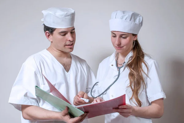 Junge Medizinstudenten Während Der Praxis Krankenhaus — Stockfoto