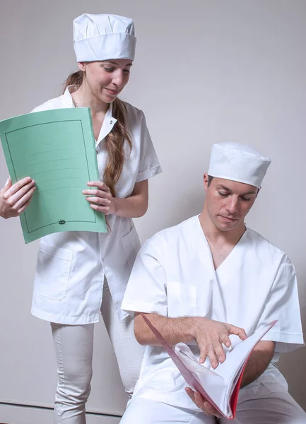 Jovens Estudantes Medicina Durante Prática Hospital — Fotografia de Stock