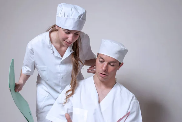 Junge Medizinstudenten Während Der Praxis Krankenhaus — Stockfoto