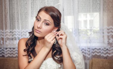 Düğün günü pencerenin yanında bir gelinin portresi