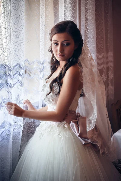 窓の近くの花嫁の肖像画 — ストック写真