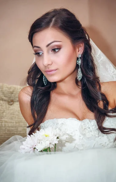 Ritratto Una Sposa Vicino Alla Finestra Giorno Del Matrimonio — Foto Stock