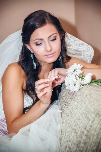 Retrato Una Novia Cerca Ventana Día Boda —  Fotos de Stock