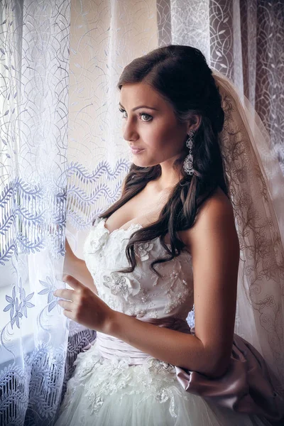 Ritratto Una Sposa Vicino Alla Finestra — Foto Stock