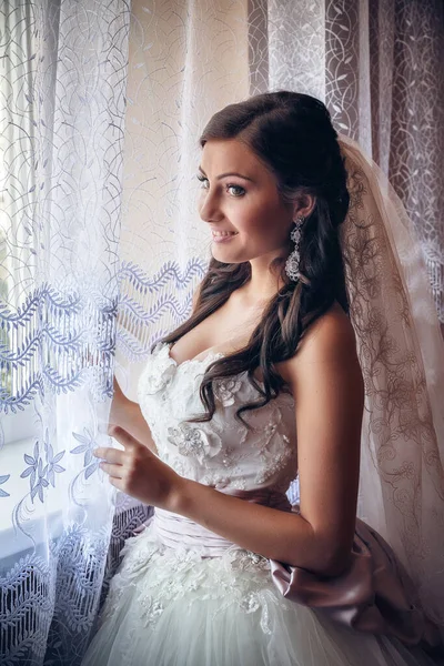 靠窗的新娘画像 — 图库照片