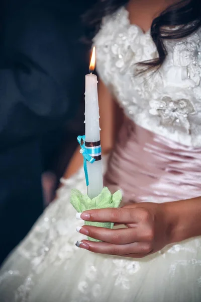 新娘在教堂举行的婚礼上拿着蜡烛 — 图库照片