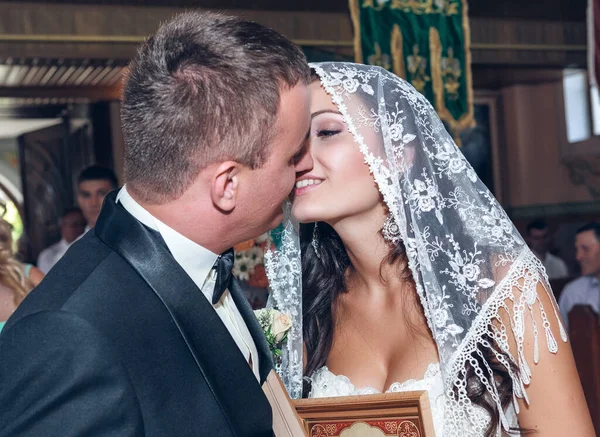 Baiser Des Jeunes Mariés Lors Cérémonie Mariage Dans Église — Photo