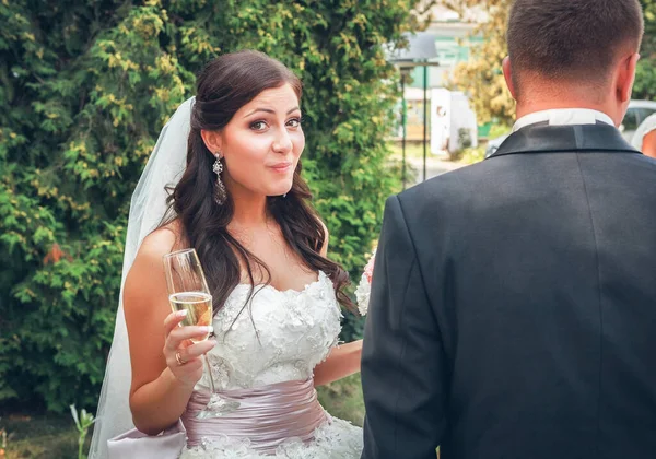 Sposa Con Bicchiere Champagne Giorno Del Matrimonio — Foto Stock