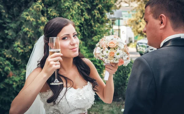 Bruid Met Een Glas Champagne Een Trouwdag — Stockfoto