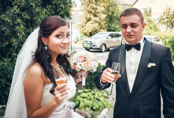 Brud Med Ett Glas Champagne Bröllopsdag — Stockfoto