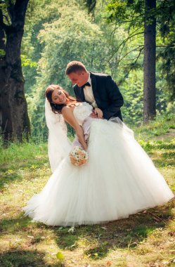 Gelin ve damat Parkta yürümek