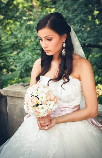 Noiva Pensativa Dia Casamento — Fotografia de Stock