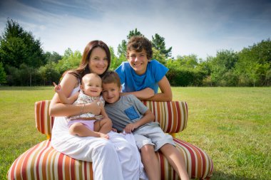 Mutlu anne ve çocuklar bir parkta