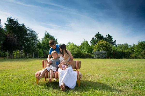 Gelukkige Moeder Kinderen Een Park — Stockfoto