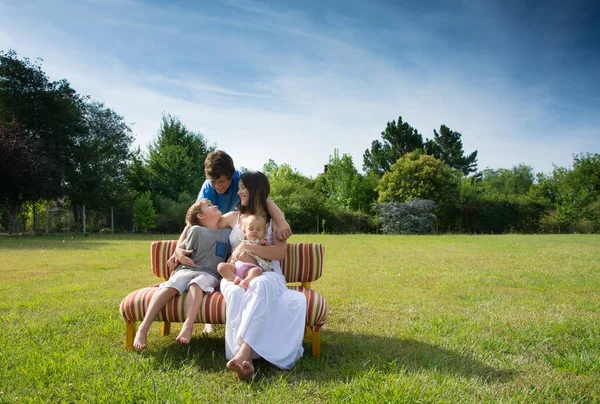 Gelukkige Moeder Kinderen Een Park — Stockfoto