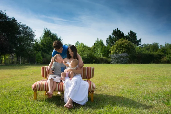 Mutlu Anne Çocuklar Bir Parkta — Stok fotoğraf