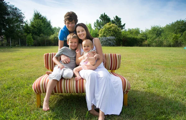 Feliz Madre Hijos Parque — Foto de Stock