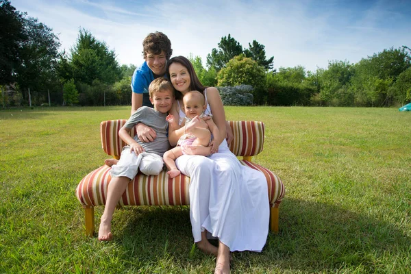 Mère Heureuse Les Enfants Parc — Photo