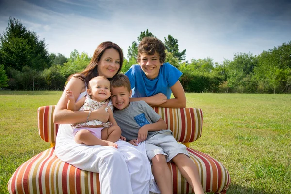 Mãe Feliz Crianças Parque — Fotografia de Stock