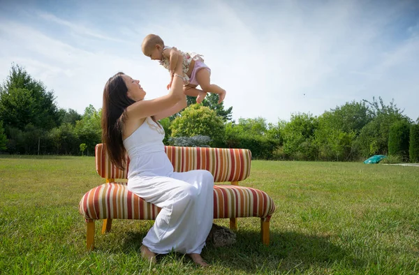 Mutlu Anne Bebeğinin Açık Havada Portresi — Stok fotoğraf