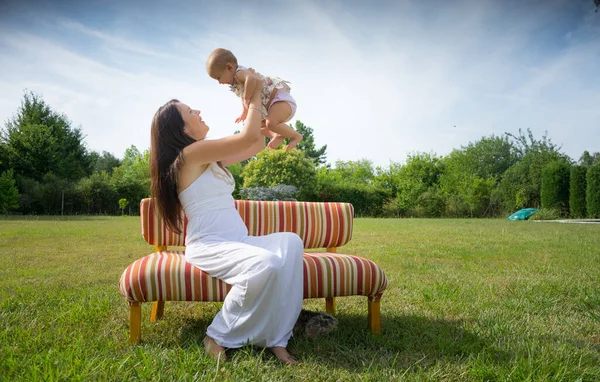 Mutlu Anne Bebeğinin Açık Havada Portresi — Stok fotoğraf