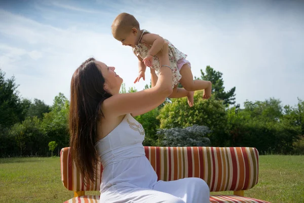 Mutlu Anne Bebeğinin Açık Havada Portresi — Stok fotoğraf