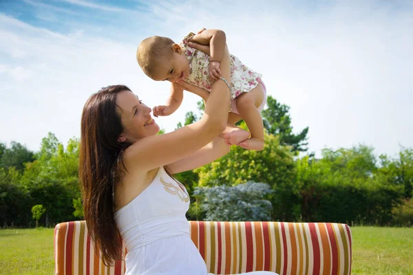 Mutlu Anne Bebeğinin Açık Havada Portresi — Stok fotoğraf