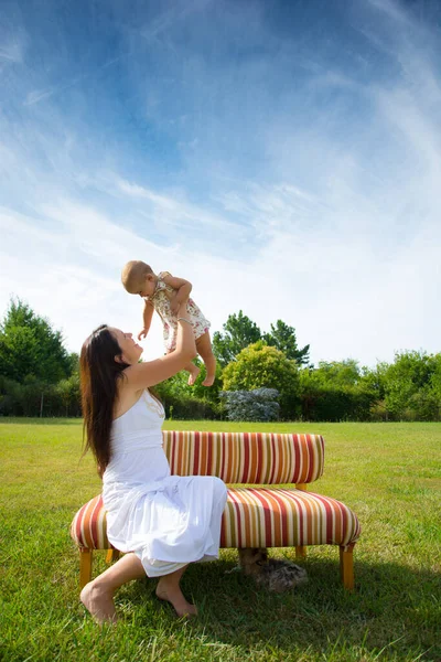 Retrato Mãe Amorosa Feliz Seu Bebê Livre — Fotografia de Stock