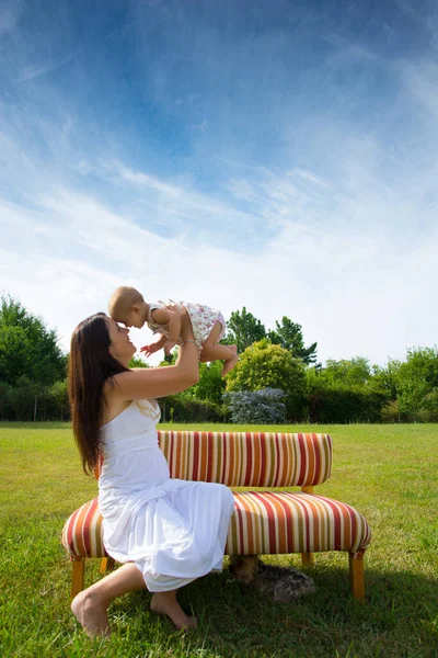 Mutlu Anne Bebeğinin Açık Havada Portresi — Stok fotoğraf