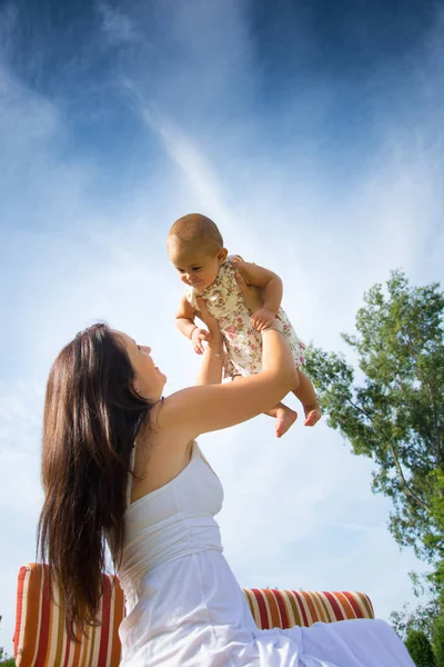 Portret Van Een Gelukkige Liefhebbende Moeder Haar Baby Buiten — Stockfoto