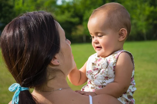 Portret Van Een Gelukkige Liefhebbende Moeder Haar Baby Buiten — Stockfoto