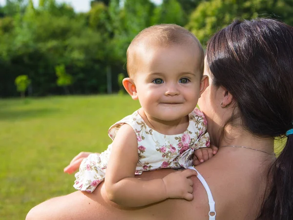 Портрет Счастливой Любящей Матери Ребенка Открытом Воздухе — стоковое фото