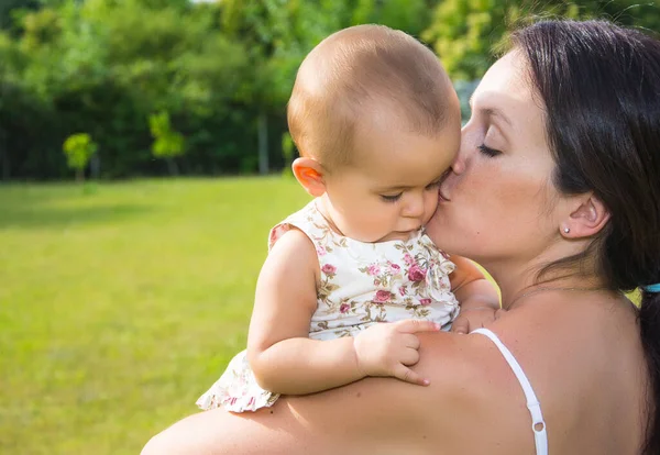 Mutlu Anne Bebeğinin Açık Havada Portresi — Stok fotoğraf