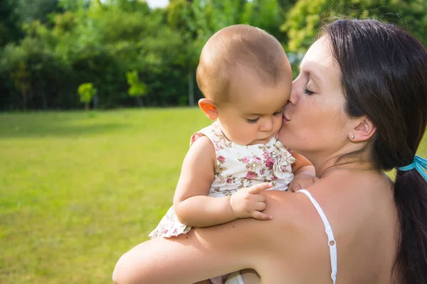 Portret Van Een Gelukkige Liefhebbende Moeder Haar Baby Buiten — Stockfoto