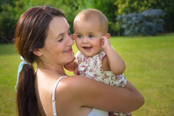 Retrato Feliz Madre Cariñosa Bebé Aire Libre —  Fotos de Stock