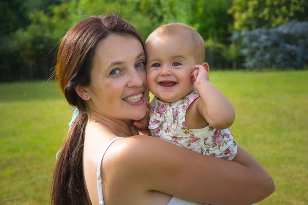 幸せな愛の母と彼女の赤ちゃんの屋外の肖像画 — ストック写真