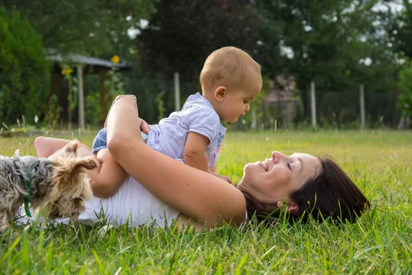 Portret Van Een Gelukkige Liefhebbende Moeder Haar Baby Buiten — Stockfoto