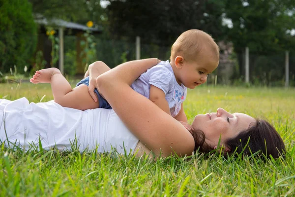 Porträt Einer Glücklich Liebenden Mutter Und Ihres Babys Freien — Stockfoto