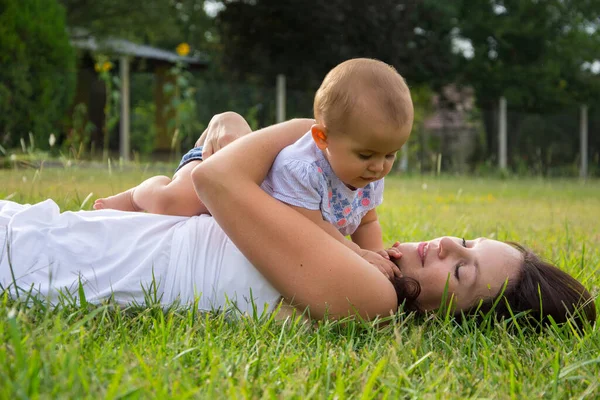 Portret Van Een Gelukkige Liefhebbende Moeder Haar Baby Buiten — Stockfoto