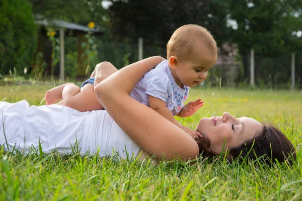 Retrato Feliz Madre Cariñosa Bebé Aire Libre —  Fotos de Stock
